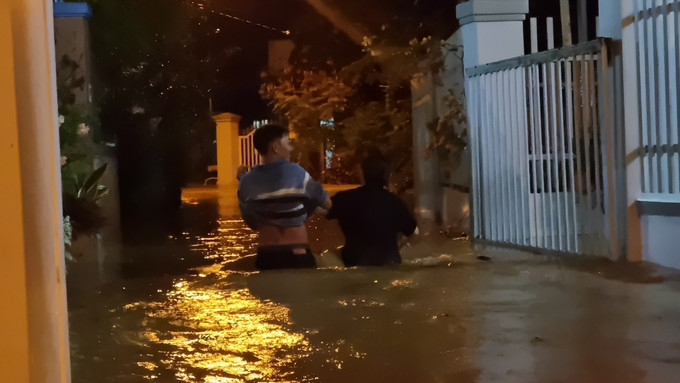 Nước ngập trong đêm 15/11 tại Vĩnh Thạnh, Nha Trang. Ảnh: Đặng Tuấn - TTXVN Nhiều khu dân cư tại Khánh Hòa ngập sâu trong đêm ảnh 2