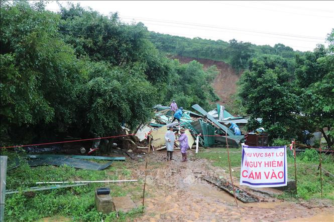 Khu vực sạt lở tại thôn 2, xã Hòa Phong, huyện Krông Bông (Đắk Lắk). Ảnh: Anh Dũng - TTXVN Đắk Lắk: Mưa lớn làm sạt trượt núi, nhiều nhà bị sập ảnh 1
