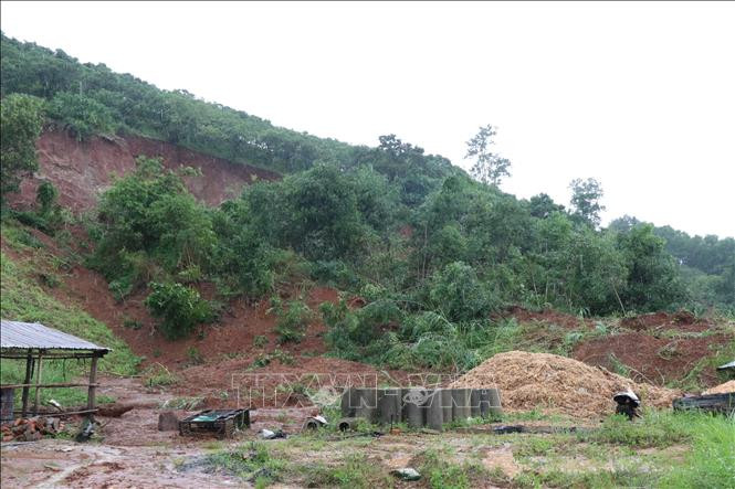 Sạt lở đất tại thôn 2, xã Hòa Phong, huyện Krông Bông (Đắk Lắk). Ảnh: Anh Dũng - TTXVN Đắk Lắk: Mưa lớn làm sạt trượt núi, nhiều nhà bị sập ảnh 2