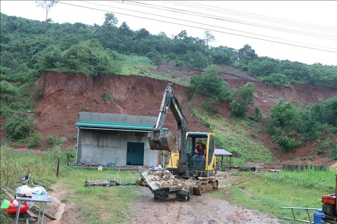 Khắc phục hậu quả sạt lở đất tại thôn 2, xã Hòa Phong, huyện Krông Bông (Đắk Lắk). Ảnh: Anh Dũng - TTXVN Đắk Lắk: Mưa lớn làm sạt trượt núi, nhiều nhà bị sập ảnh 4