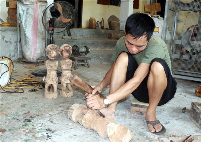 Người dân làng Rạch, xã Hồng Quang, huyện Nam Trực chế tác con rối phục vụ biểu diễn và làm quà lưu niệm. Ảnh: Nguyễn Lành - TTXVN Đưa nghệ thuật múa rối nước đến với công chúng ảnh 3