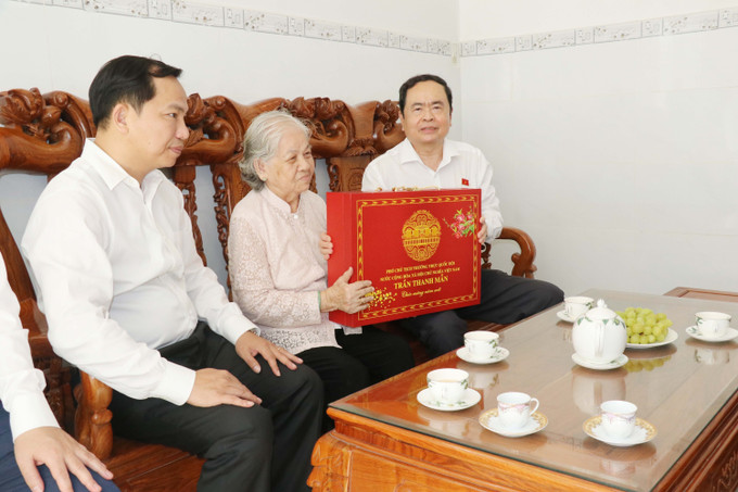Phó Chủ tịch Thường trực Quốc hội Trần Thanh Mẫn đến thăm và tặng quà gia đình Cố Phó Chủ tịch Quốc hội Huỳnh Cương tại phường An Cư, quận Ninh Kiều, TP Cần Thơ. Ảnh: Ngọc Thiện- TTXVN Phó Chủ tịch Thường trực Quốc hội Trần Thanh Mẫn thăm, tặng quà các gia đình chính sách, hộ nghèo ở Cần Thơ ảnh 3
