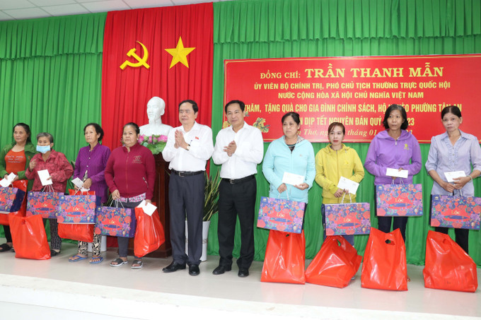 Phó Chủ tịch Thường trực Quốc hội Trần Thanh Mẫn và Bí thư Thành ủy Cần Thơ Lê Quang Mạnh tặng quà cho các gia đình chính sách, hộ nghèo ở Cần Thơ. Ảnh: Ngọc Thiện- TTXVN Phó Chủ tịch Thường trực Quốc hội Trần Thanh Mẫn thăm, tặng quà các gia đình chính sách, hộ nghèo ở Cần Thơ ảnh 1