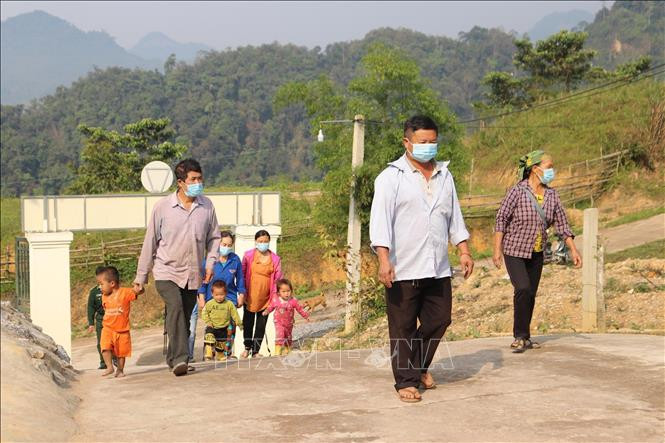Người dân đến khám, nhận thuốc miễn phí tại “Tủ thuốc biên cương”. Ảnh: Văn Tý-TTXVN Đồn biên phòng Phúc Sơn cánh tay nối dài của y tế cơ sở vùng biên ảnh 2