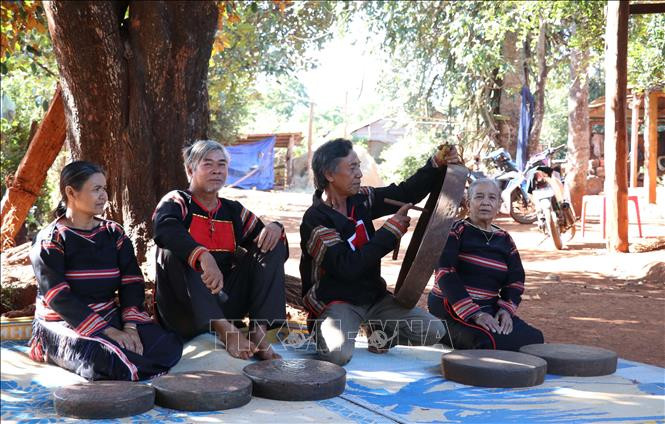 Nghệ nhân Ksor Siơh (thứ hai từ phải sang), dân tộc Jrai, sinh năm 1958, làng Kly, thị trấn Nhơn Hòa, huyện Chư Pưh (Gia Lai) là nghệ nhân chỉnh chiêng có tiếng ở Tây Nguyên. Ảnh: Hồng Điệp - TTXVN Cồng chiêng Tây Nguyên - điểm nhấn về văn hóa, du lịch giữa đại ngàn ảnh 2