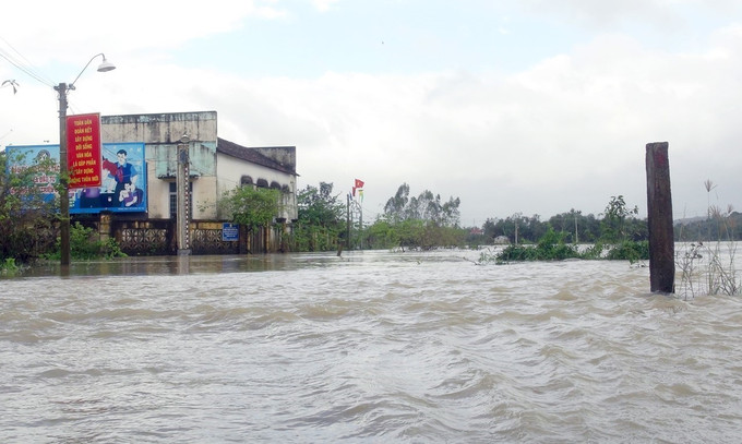 Đường vào khu dân cư của xã An Định (huyện Tuy An, tỉnh Phú Yên) bị ngập sâu trong nước. Ảnh: Xuân Triệu - TTXVN Mưa lũ tại tỉnh Phú Yên khiến một người chết ảnh 3