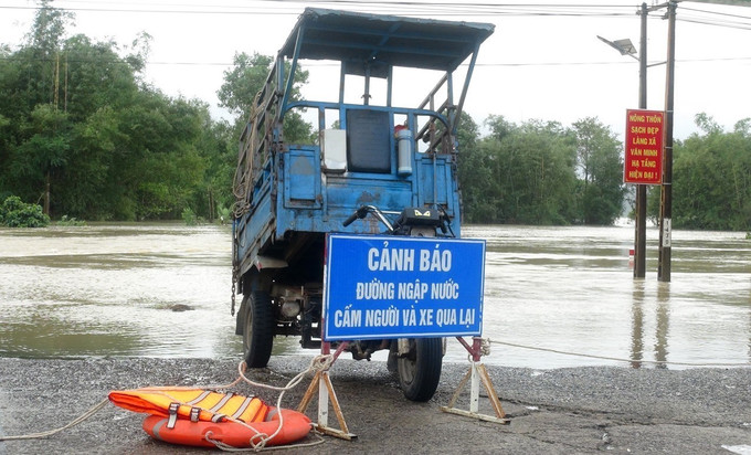 Chính quyền địa phương dựng biển cảnh báo ngập lụt tại tuyến đường đi các xã An Nghiệp, Anh Lĩnh (huyện Tuy An, tỉnh Phú Yên). Ảnh: Xuân Triệu - TTXVN Mưa lũ tại tỉnh Phú Yên khiến một người chết ảnh 4