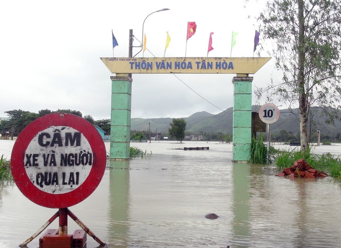 Chính quyền địa phương dựng biển cảnh báo ngập lụt để người dân chủ động phòng tránh. Ảnh: Xuân Triệu - TTXVN Mưa lũ tại tỉnh Phú Yên khiến một người chết ảnh 1