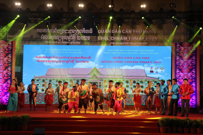 Biểu văn nghệ chào mừng Tết quân dân mừng Chôl Chnăm Thmây năm 2021. Ảnh: Ngọc Thiện - TTXVN Phó Chủ tịch Thường trực Quốc hội Trần Thanh Mẫn dự Tết quân dân mừng Chôl Chnăm Thmây 2021 tại Cần Thơ ảnh 4