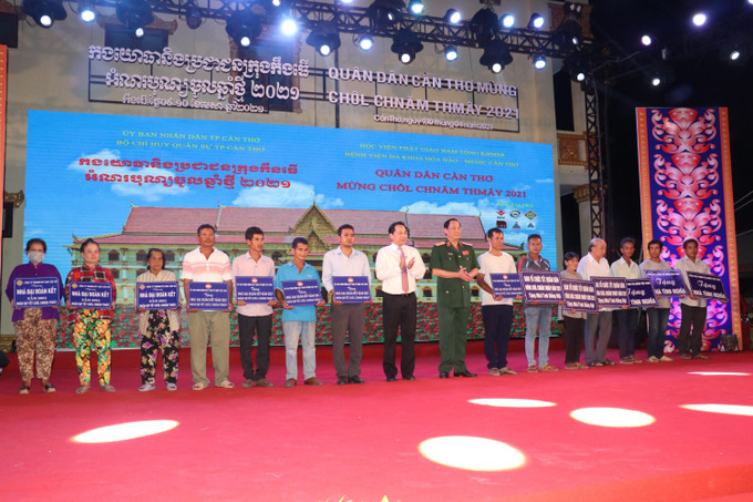 Lãnh đạo thành phố Cần Thơ trao tặng tượng trưng "Nhà tình thương" cho đồng bào dân tộc Khmer. Ảnh: Ngọc Thiện - TTXVN Phó Chủ tịch Thường trực Quốc hội Trần Thanh Mẫn dự Tết quân dân mừng Chôl Chnăm Thmây 2021 tại Cần Thơ ảnh 3