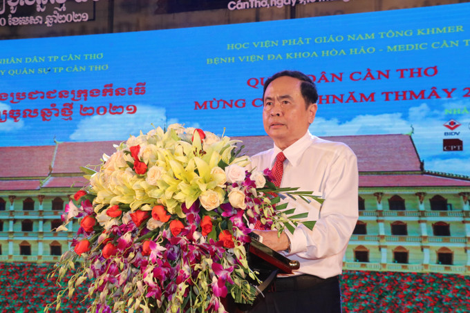 Phó Chủ tịch thường trực Quốc hội Trần Thanh Mẫn phát biểu chúc tết Chôl Chnăm Thmây năm 2021 của đồng bào Khmer. Ảnh: Ngọc Thiện - TTXVN Phó Chủ tịch Thường trực Quốc hội Trần Thanh Mẫn dự Tết quân dân mừng Chôl Chnăm Thmây 2021 tại Cần Thơ ảnh 1