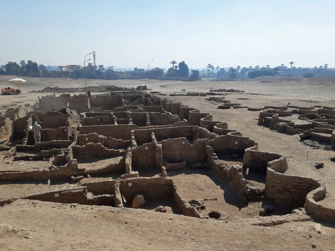 Tàn tích thành phố 3000 năm tuổi được phát hiện gần Luxor, Ai Cập, ngày 8/4/2021. Ảnh: AFP/ TTXVN Ai Cập phát hiện tàn tích của thành phố nghìn năm tuổi ảnh 1