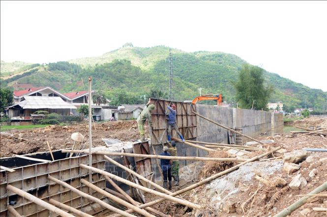 Công trình kè phòng, chống lũ, sạt lở đất, tổng mức đầu tư 25 tỷ đồng với mục tiêu dẫn nước, thoát lũ và ngăn chặn sạt lở hai bên bờ suối suối Muội (thị trấn Thuận Châu, huyện Thuận Châu). Ảnh: Quang Quyết-TTXVN Thuận Châu sẵn sàng ứng phó trước mùa mưa lũ ảnh 4