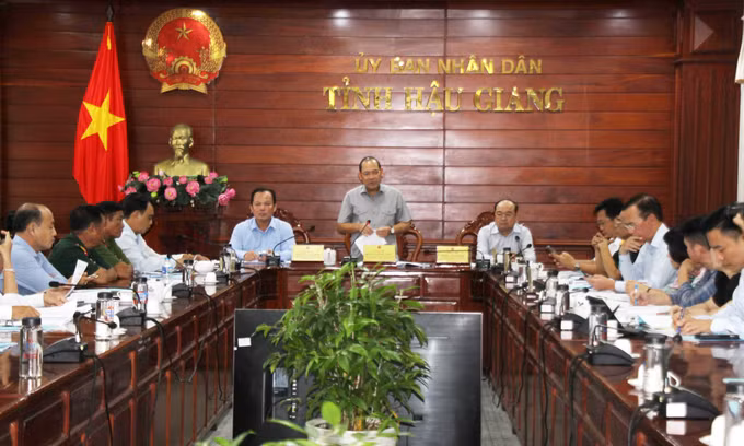 Ứng phó với sạt lở ở Hậu Giang: Kiểm soát chặt chẽ việc xây dựng công trình nhà ở ven sông ảnh 1
