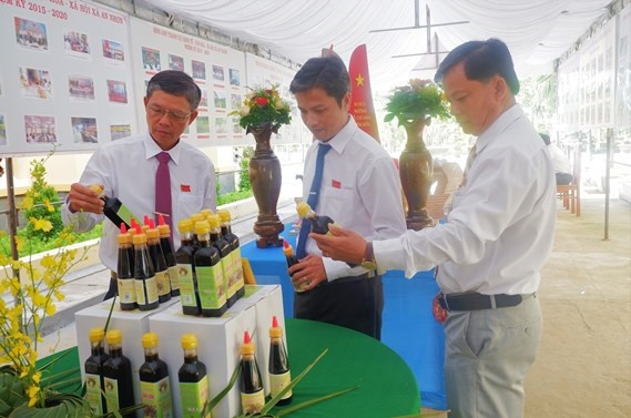 Sản phẩm nước chấm dừa, nước màu dừa của Hợp tác xã dừa Phú Nông, xã Phú Khánh, huyện Thạnh Phú (Bến Tre). Ảnh: bentre.gov.vn Bến Tre phát triển hợp tác xã gắn với chuỗi giá trị sản phẩm chủ lực ảnh 1