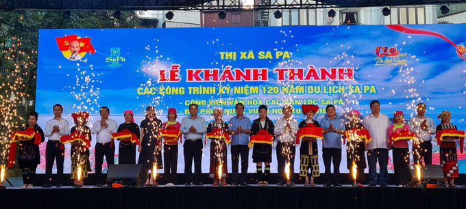 Lễ cắt băng khánh thành Công viên Văn hóa các dân tộc Sa Pa. Ảnh: Hương Thu - TTXVN Khai mạc Tuần văn hóa Du lịch chào mừng 120 năm du lịch Sa Pa ảnh 5