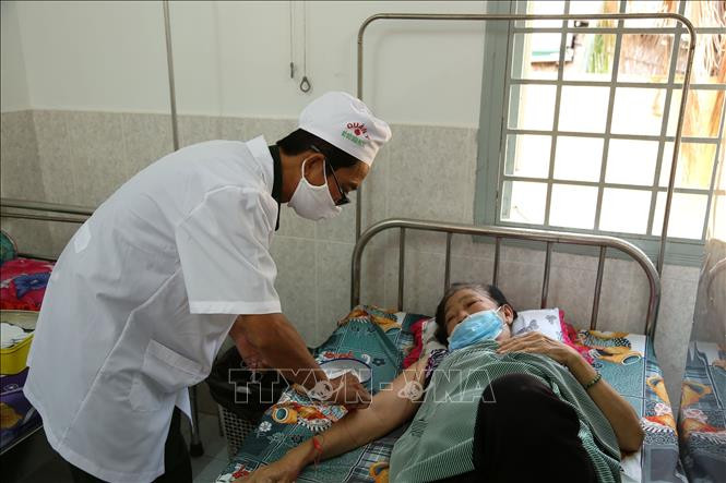 Khám bệnh cho người dân tại Trạm xá kết hợp quân dân y. Ảnh: Hữu Chí - TTXVN Hiệu quả từ mô hình quân dân y kết hợp tại Tiền Giang ảnh 1