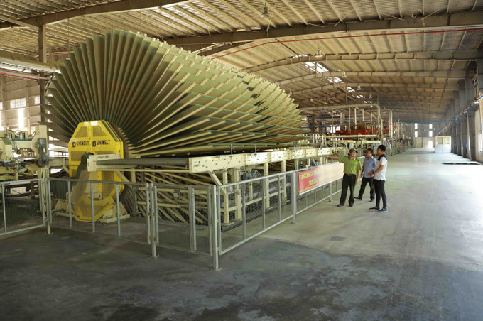Dây chuyền sản xuất gỗ của Công ty cổ phần gỗ MDF Thanh Thành Đạt ở Cụm công nghiệp Vũ Quang, xã Sơn Thọ, huyện Vũ Quang (Hà Tĩnh). Ảnh: Vũ Sinh - TTXVN Thúc đẩy xây dựng thương hiệu gỗ Việt ảnh 1