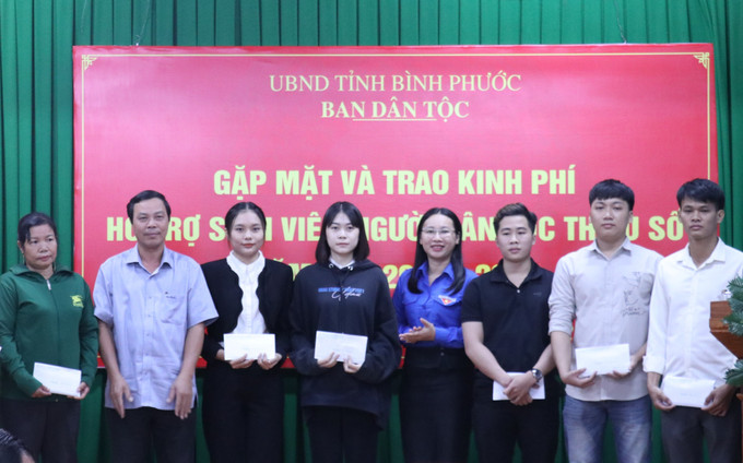 Đại diện lãnh đạo tỉnh trao hỗ trợ kinh phí cho học sinh dân tộc thiểu số. Ảnh: K GỬIH -TTXVN Bình Phước hỗ trợ kinh phí cho sinh viên người dân tộc thiểu số ảnh 2