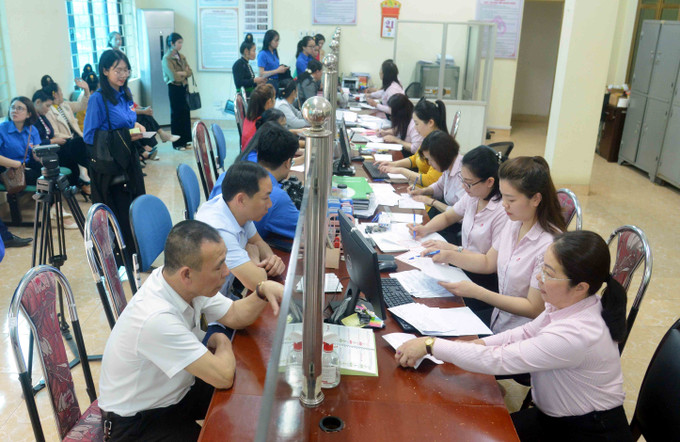 Đông đảo người dân trên địa bàn thành phố Sơn La tham gia “Tuần lễ gửi tiền tiết kiệm, chung tay vì người nghèo”. Ảnh: Quang Quyết-TTXVN Sơn La: Tạo điều kiện cho người nghèo, đối tượng chính sách vay vốn phát triển kinh tế ảnh 3
