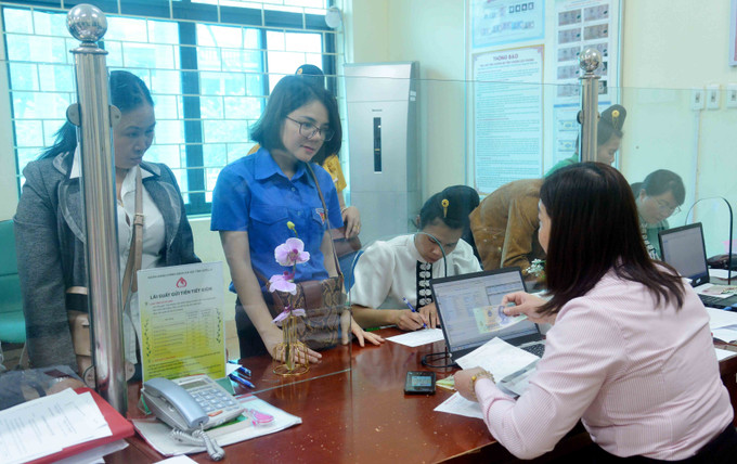 Đông đảo người dân trên địa bàn thành phố Sơn La tham gia “Tuần lễ gửi tiền tiết kiệm, chung tay vì người nghèo”. Ảnh: Quang Quyết-TTXVN Sơn La: Tạo điều kiện cho người nghèo, đối tượng chính sách vay vốn phát triển kinh tế ảnh 2