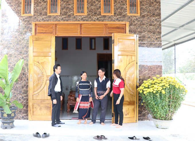 Căn nhà khang trang của gia đình ông Đinh Văn Hanh, làng Tờ Mật, xã Đông, huyện K'bang (Gia Lai) có được nhờ thực hiện mô hình vườn ao chuồng với thu nhập cao hàng năm. Ảnh: Hồng Điệp - TTXVN Nhiều mô hình giúp người dân tộc ở K'bang phát triển kinh tế gia đình ảnh 1