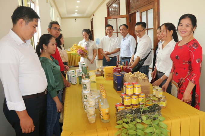 Các đại biểu tham quan sản phẩm được trao chứng nhận đạt OCOP. Ảnh: Minh Trí-TTXVN Tiền Giang trao chứng nhận cho 21 sản phẩm OCOP ảnh 2