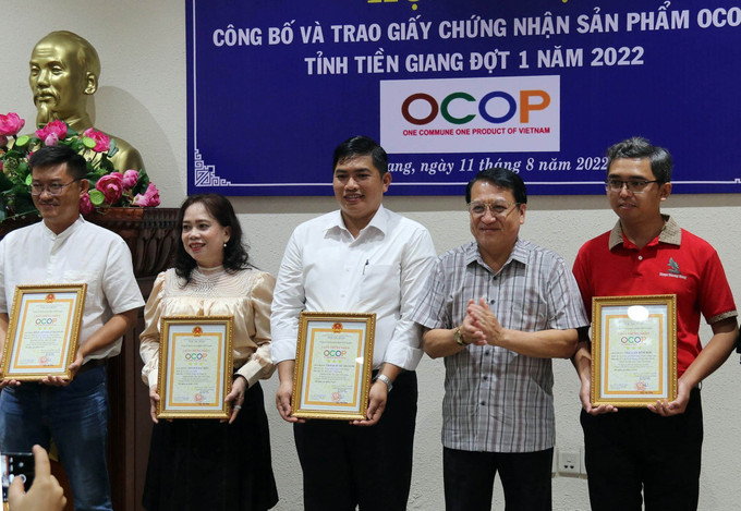 Phó Chủ tịch UBND tỉnh Tiền Giang Phạm Văn Trọng trao chứng nhận cho các chủ thể có sản phẩm đạt OCOP cấp tỉnh. Ảnh: Minh Trí-TTXVN Tiền Giang trao chứng nhận cho 21 sản phẩm OCOP ảnh 1