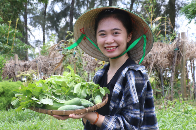 Du khách trải nghiệm du lịch nông trại miệt vườn tại Bến Tre. Ảnh: Huỳnh Phúc Hậu - TTXVN Du lịch nông nghiệp trở thành một ngành kinh tế tích hợp ảnh 1
