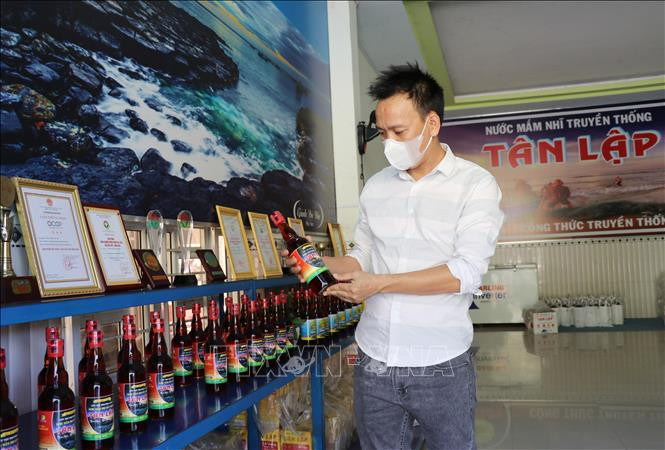 Cơ sở nước mắm nhĩ Tân Lập, phường Xuân Đài, thị xã Sông Cầu Phú Yên sản xuất nước mắm truyền thống OCOP 3 sao. Ảnh: Phạm Cường-TTXVN OCOP Nam Trung bộ - Vùng đất muôn vàn sản vật ảnh 1