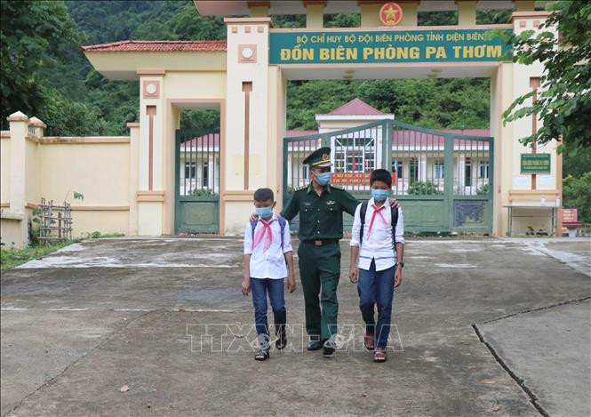 Hai cháu Quàng Trung Thành và Quàng Văn Kiên đã ở, gắn bó cuộc sống tại đồn Biên phòng Pa Thơm (Bộ đội Biên phòng tỉnh Điện Biên) được 3 năm. Ảnh: Xuân Tiến – TTXVN Ươm mầm lực lượng bảo vệ biên giới toàn dân ảnh 1