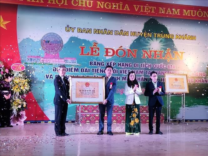 Lễ Đón nhận Bằng xếp hạng Di tích Quốc gia Địa điểm Đài Tiếng nói Việt Nam tại hang Ngườm Chiêng và Danh lam thắng cảnh Mắt thần núi. Ảnh: Quốc Đạt - TTXVN Công nhận thêm hai Di tích Quốc gia tại Cao Bằng ảnh 2