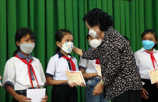 Bà Trương Mỹ Hoa trao học bổng cho học sinh hoàn cảnh khó khăn. Ảnh: Lê Huy Hải - TTXVN Trao học bổng Vừ A Dính cho học sinh có hoàn cảnh khó khăn tại Kiên Giang ảnh 3