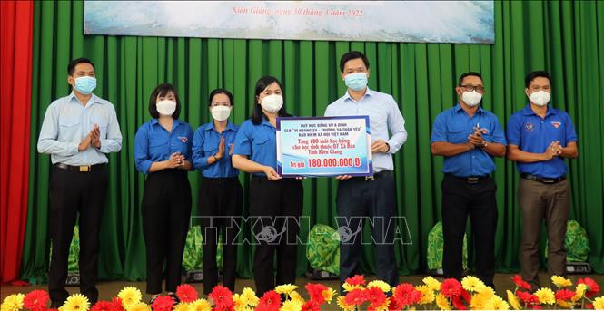 Trao biểu trưng tặng học bổng cho học sinh dân tộc thiểu số hoàn cảnh khó khăn ở các huyện, thành phố trên địa bàn tỉnh. Ảnh: Lê Huy Hải - TTXVN Trao học bổng Vừ A Dính cho học sinh có hoàn cảnh khó khăn tại Kiên Giang ảnh 2