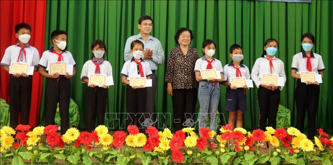 Bà Trương Mỹ Hoa trao học bổng cho học sinh hoàn cảnh khó khăn. Ảnh: Lê Huy Hải - TTXVN Trao học bổng Vừ A Dính cho học sinh có hoàn cảnh khó khăn tại Kiên Giang ảnh 1