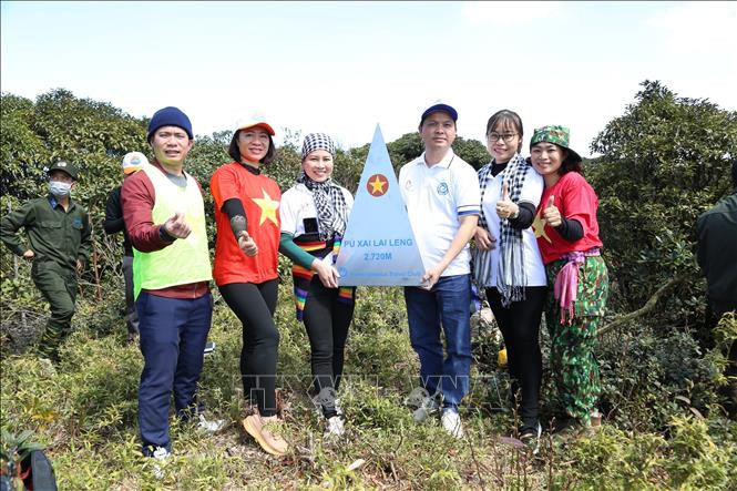 Du khách check in "Chinh phục đỉnh Puxailaileng" có độ cao hơn 2.700m so với mặt đất, nơi có khí hậu đặc trưng và cánh rừng nguyên sinh độc đáo, rất thích hợp phát triển loại hình du lịch mạo hiểm. Ảnh: TTXVN Để du lịch Nghệ An phát triển bền vững (Bài 2) ảnh 1