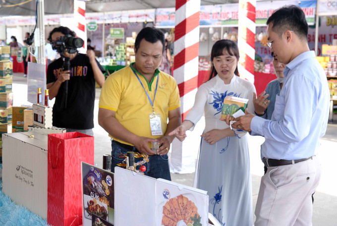 Khách tham quan các gian hàng giới thiệu sản phẩm OCOP. Ảnh: Thanh Liêm - TTXVN Giới thiệu hơn 150 sản phẩm tại Tuần lễ OCOP ở Cần Thơ ảnh 1