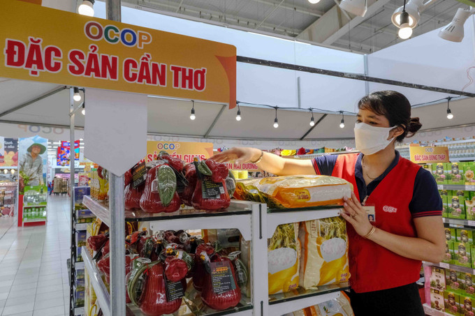 Gian hàng bày bán các sản phẩm OCOP tại siêu thị GO! Cần Thơ. Ảnh: Thanh Liêm - TTXVN Giới thiệu hơn 150 sản phẩm tại Tuần lễ OCOP ở Cần Thơ ảnh 5