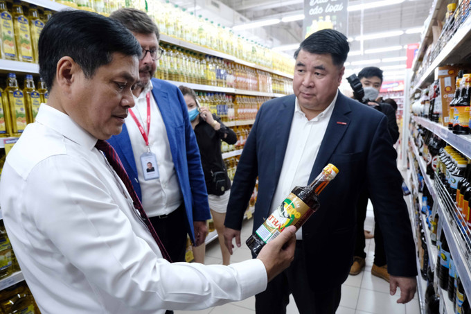 Lãnh đạo thành phố Cần Thơ và đại diện Tập đoàn Central Retail Việt Nam xem sản phẩm hàng Việt Nam bày bán tại siêu thị GO! Cần Thơ. Ảnh: Thanh Liêm - TTXVN Giới thiệu hơn 150 sản phẩm tại Tuần lễ OCOP ở Cần Thơ ảnh 4
