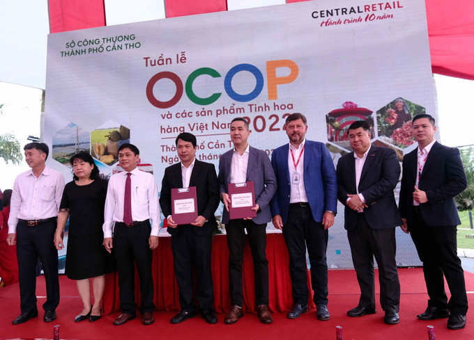 Ký kết biên bản ghi nhớ hợp tác giữa Sở Công Thương thành phố Cần Thơ và Tập đoàn Central Retail Việt Nam. Ảnh: Thanh Liêm - TTXVN Giới thiệu hơn 150 sản phẩm tại Tuần lễ OCOP ở Cần Thơ ảnh 6