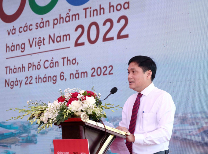 Phó Chủ tịch UBND thành phố Cần Thơ Nguyễn Văn Hồng phát biểu khai mạc Tuần lễ OCOP và các sản phẩm tinh hoa hàng Việt Nam 2022. Ảnh: Thanh Liêm - TTXVN Giới thiệu hơn 150 sản phẩm tại Tuần lễ OCOP ở Cần Thơ ảnh 2