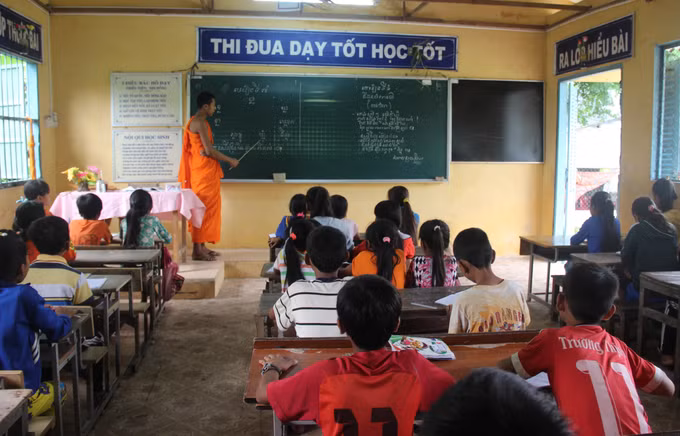 Bên lề Kỳ họp thứ 5, Quốc hội XV: Cần tiếp tục chính sách hỗ trợ học tập cho đồng bào dân tộc thiểu số ảnh 2