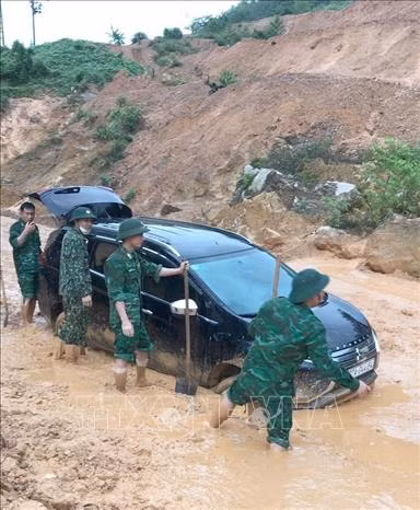 Điện Biên: Liên tiếp xảy ra sạt lở đất, đá, Quốc lộ 279 ách tắc cục bộ ảnh 2