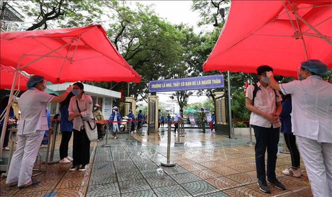 Phương án hướng dẫn của ngành y tế đảm bảo giãn cách cho thí sinh đến điểm thi trường THPT Trần Nhân Tông. Ảnh: Thanh Tùng - TTXVN Kỳ thi tuyển sinh lớp 10 tại Hà Nội: Đoàn kết làm nên thành công của Kỳ thi “đặc biệt” ảnh 2