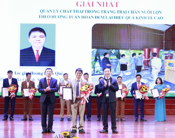 Ban Tổ chức trao Nhất cho giải pháp "Quản lý chất thải trong trang trại chăn nuôi lợn theo hướng tuần hoàn đem lại hiệu quả kinh tế cao" của tác giả Hoàng Đình Quê, xã Quỳnh Sơn, huyện Yên Dũng. Ảnh: Đồng Thúy - TTXVN Tôn vinh 28 sản phẩm nông nghiệp Bắc Giang tiêu biểu ảnh 2