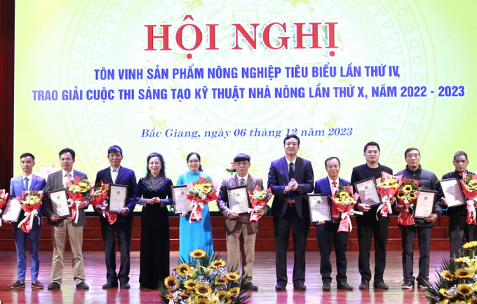 Phó Bí thư Thường trực Tỉnh ủy Bắc Giang Lê Thị Thu Hồng và Phó Chủ tịch UBND tỉnh Bắc Giang Lê Ô Pic trao chứng nhận cho sản phẩm nông nghiệp tiêu biểu. Ảnh: Đồng Thúy - TTXVN Tôn vinh 28 sản phẩm nông nghiệp Bắc Giang tiêu biểu ảnh 1