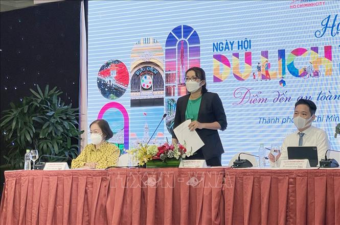 Bà Bùi Thị Ngọc Hiếu, Phó giám đốc Sở Du lịch Thành phố Hồ Chí Minh (đứng) công bố thông tin Ngày hội du lịch Thành phố Hồ Chí Minh lần thứ 17 năm 2021. Ảnh: Mỹ Phương - TTXVN Ngày hội Du lịch Thành phố Hồ Chí Minh năm 2021 diễn ra từ ngày 4-25/12 ảnh 2