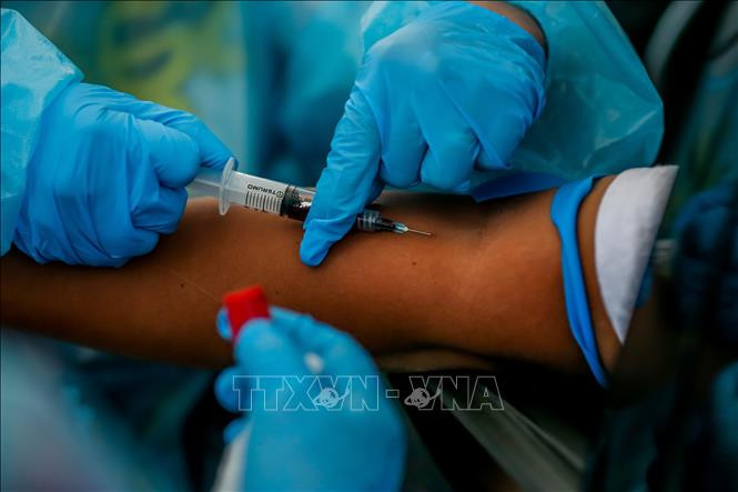 Nhân viên y tế lấy mẫu dịch xét nghiệm COVID-19 cho người dân tại Manila, Philippines ngày 15/7/2020. Ảnh: THX/TTXVN Ai có thể miễn nhiễm với virus SARS-CoV-2? ảnh 1