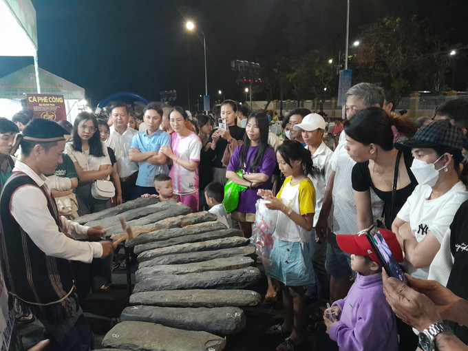 Bộ đàn đá thu hút khách tham quan. Ảnh: K GỬIH -TTXVN Quảng bá văn hóa, du lịch, ẩm thực đặc trưng Đông Nam Bộ ảnh 2