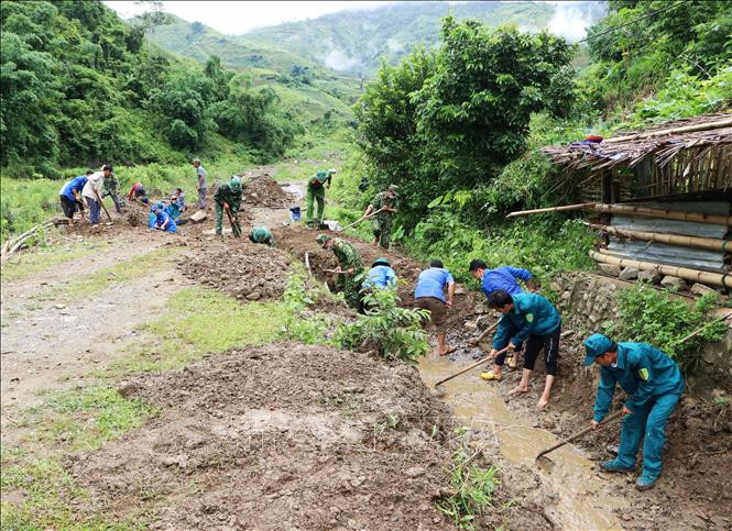 Gần 30 đoàn viên, thanh niên và lực lượng công an, biên phòng cùng bà con nhân dân tiến hành đào kênh mương dẫn nước về ruộng phục vụ sản xuất vụ mùa. Ảnh: Đinh Thùy-TTTXVN Tuổi trẻ Lai Châu đồng hành cùng người dân vùng biên giới ảnh 3